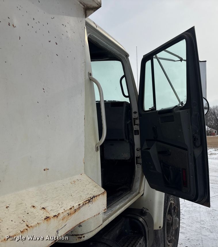 image for item FG2605 1993 International 4900 dump truck