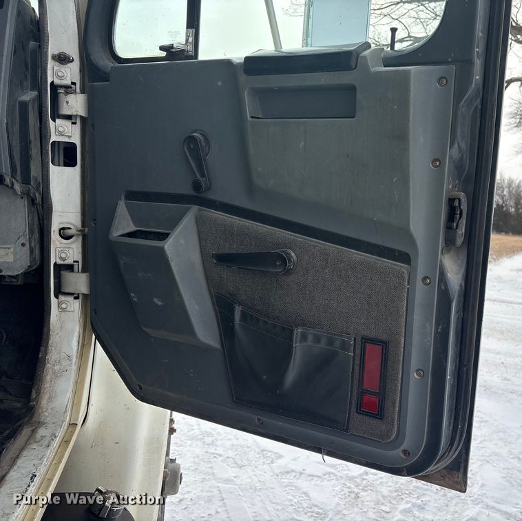 image for item FG2605 1993 International 4900 dump truck