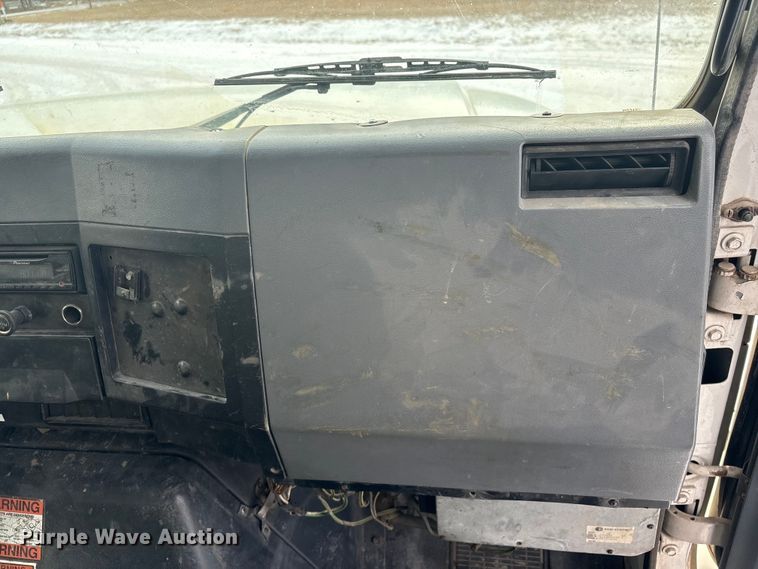 image for item FG2605 1993 International 4900 dump truck