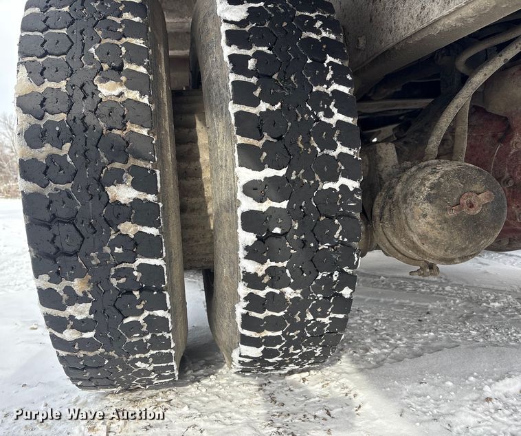 image for item FG2605 1993 International 4900 dump truck