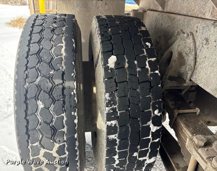 image for item FG2605 1993 International 4900 dump truck