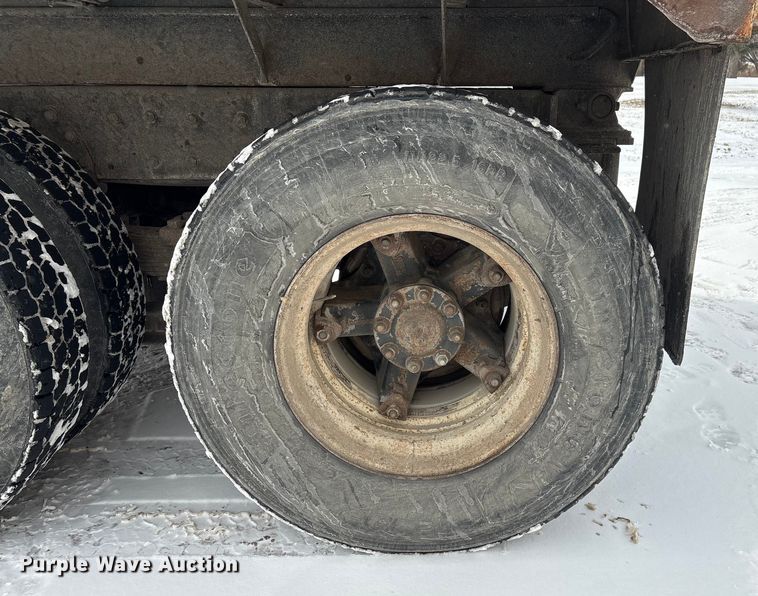 image for item FG2605 1993 International 4900 dump truck