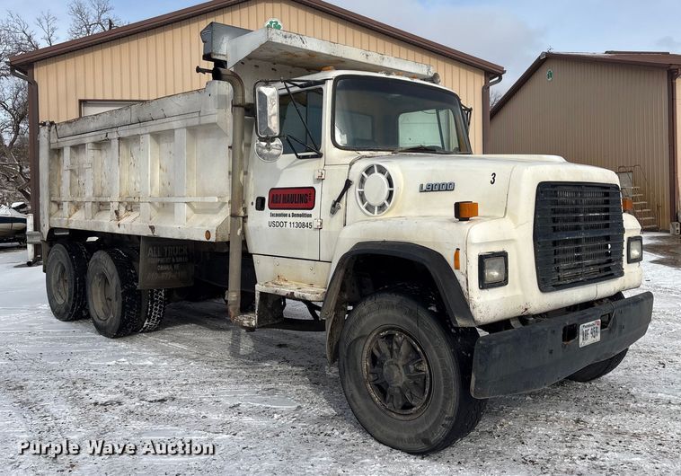 image for item FG2606 1992 Ford LT9000 Dump truck