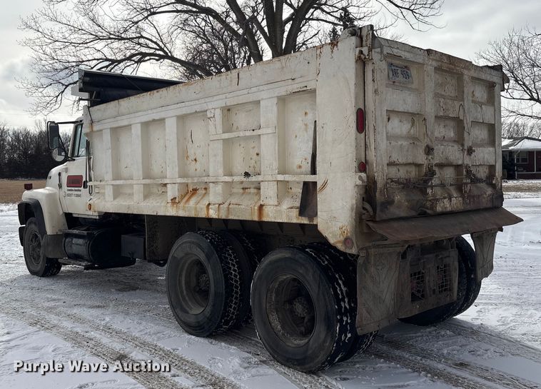 image for item FG2606 1992 Ford LT9000 Dump truck