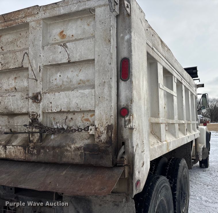 image for item FG2606 1992 Ford LT9000 Dump truck