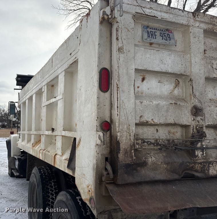 image for item FG2606 1992 Ford LT9000 Dump truck