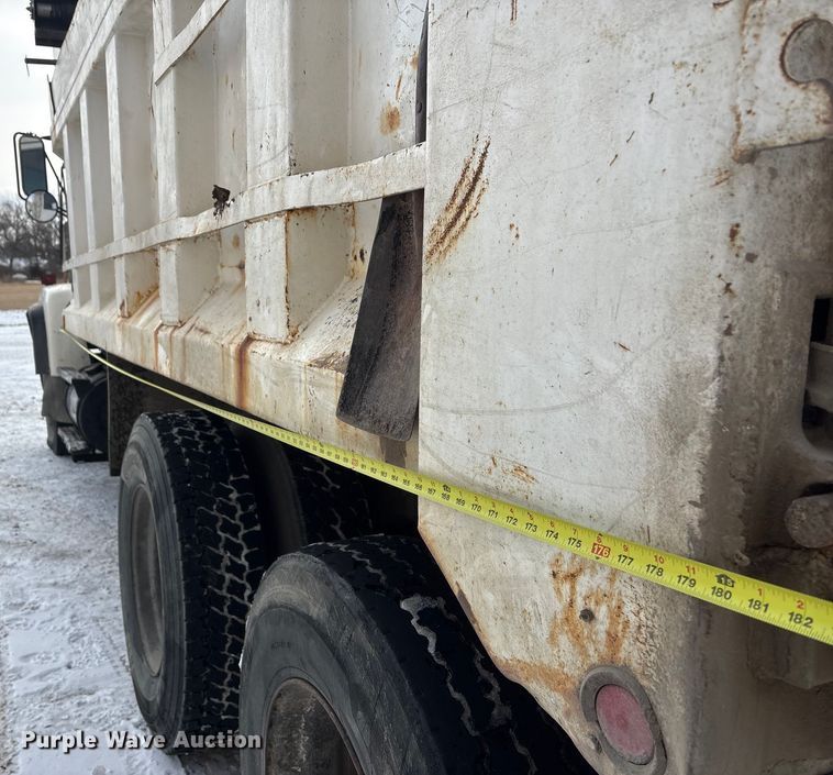 image for item FG2606 1992 Ford LT9000 Dump truck