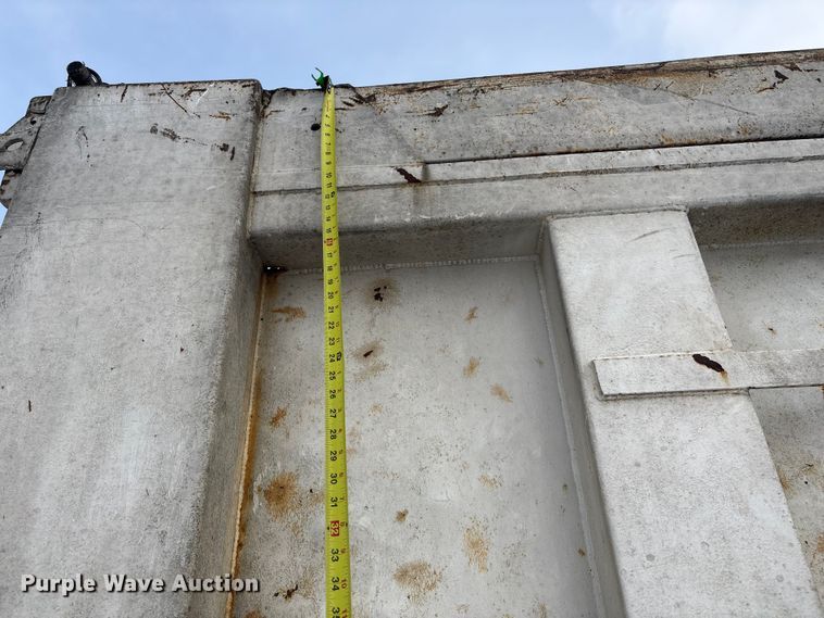 image for item FG2606 1992 Ford LT9000 Dump truck