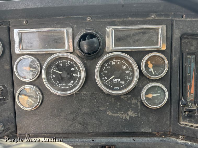 image for item FG2606 1992 Ford LT9000 Dump truck