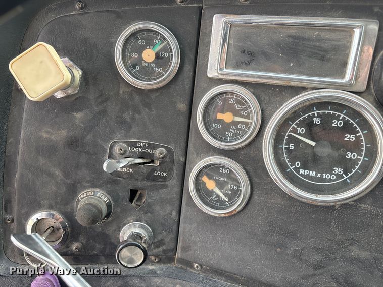 image for item FG2606 1992 Ford LT9000 Dump truck