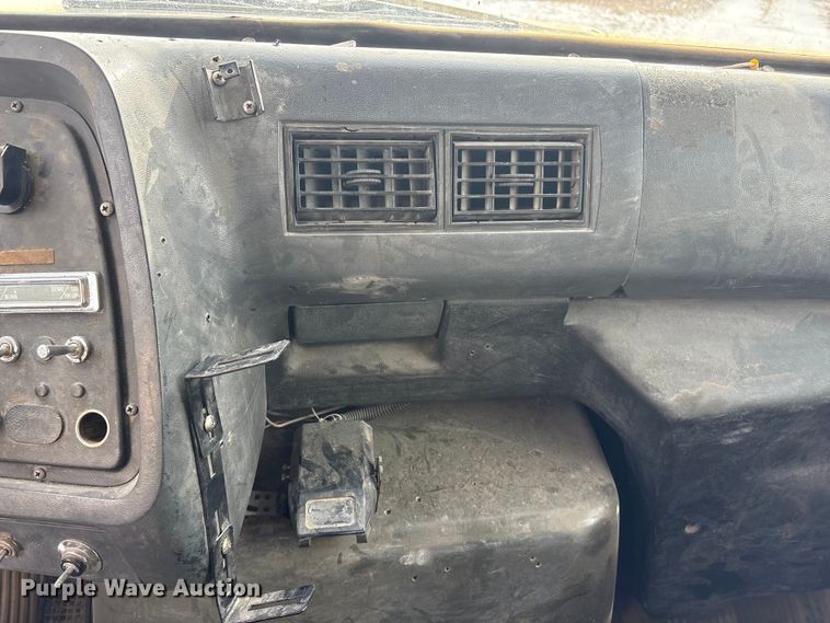 image for item FG2606 1992 Ford LT9000 Dump truck