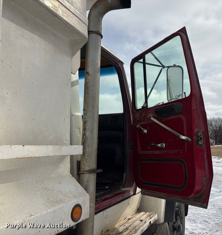 image for item FG2606 1992 Ford LT9000 Dump truck