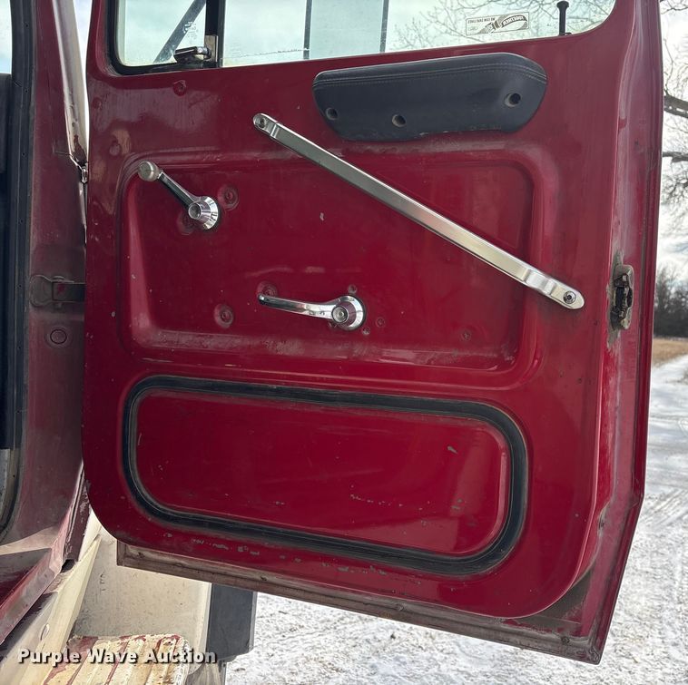 image for item FG2606 1992 Ford LT9000 Dump truck