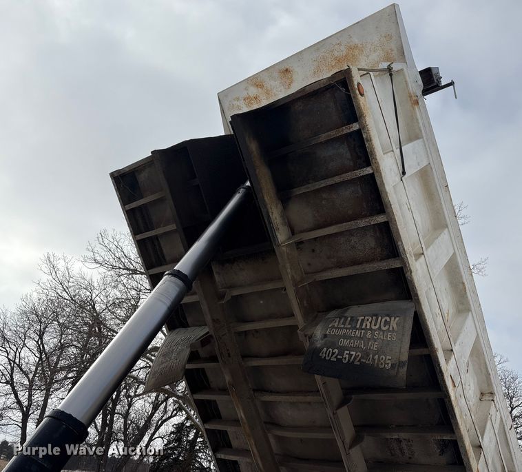 image for item FG2606 1992 Ford LT9000 Dump truck