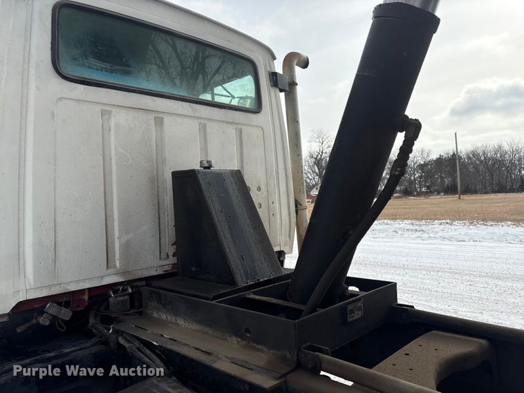 image for item FG2606 1992 Ford LT9000 Dump truck