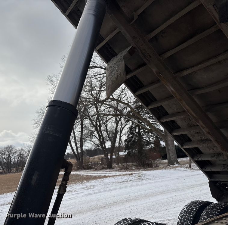 image for item FG2606 1992 Ford LT9000 Dump truck