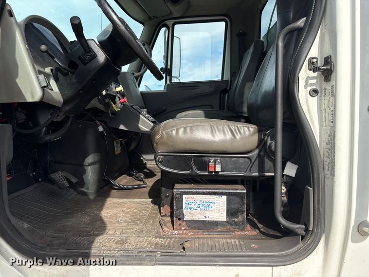 image for item FG2627 2010 International MA025 tow truck