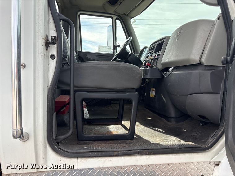 image for item FG2627 2010 International MA025 tow truck