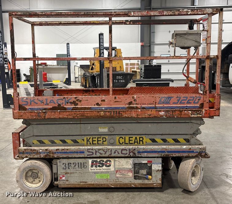 image for item FG2642 2000 Skyjack SJ III-3220 scissor lift