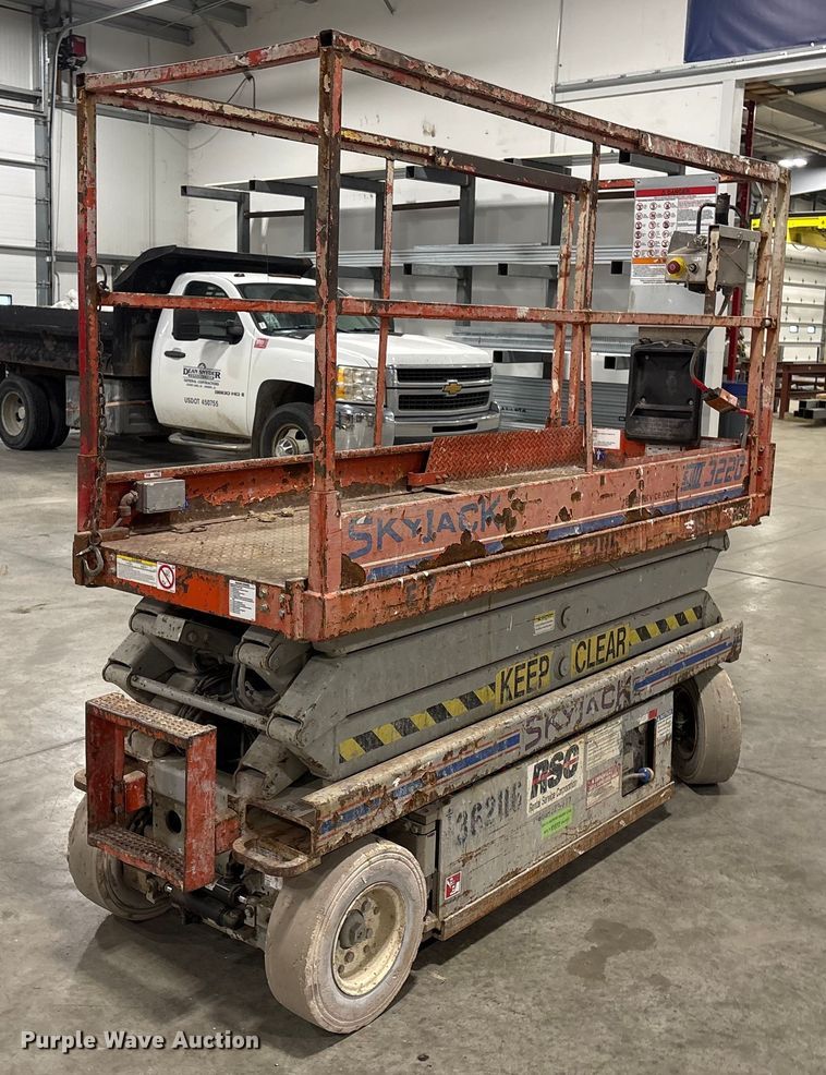 image for item FG2642 2000 Skyjack SJ III-3220 scissor lift