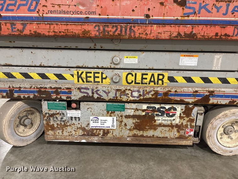 image for item FG2642 2000 Skyjack SJ III-3220 scissor lift