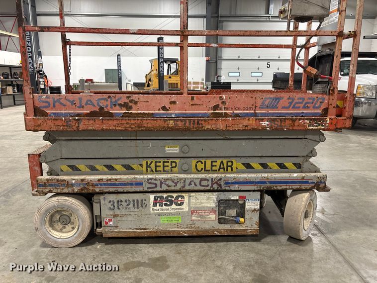 image for item FG2642 2000 Skyjack SJ III-3220 scissor lift