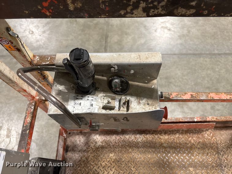 image for item FG2642 2000 Skyjack SJ III-3220 scissor lift