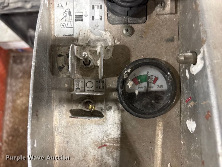 image for item FG2642 2000 Skyjack SJ III-3220 scissor lift