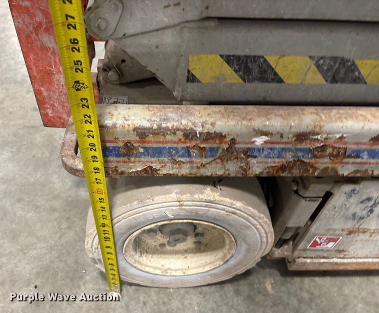 image for item FG2642 2000 Skyjack SJ III-3220 scissor lift