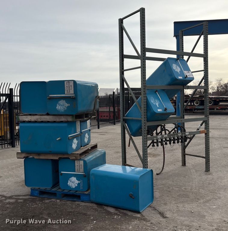 image for item FG2652 Hydraulic fluid tanks with pallet racking