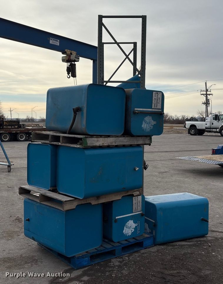 image for item FG2652 Hydraulic fluid tanks with pallet racking