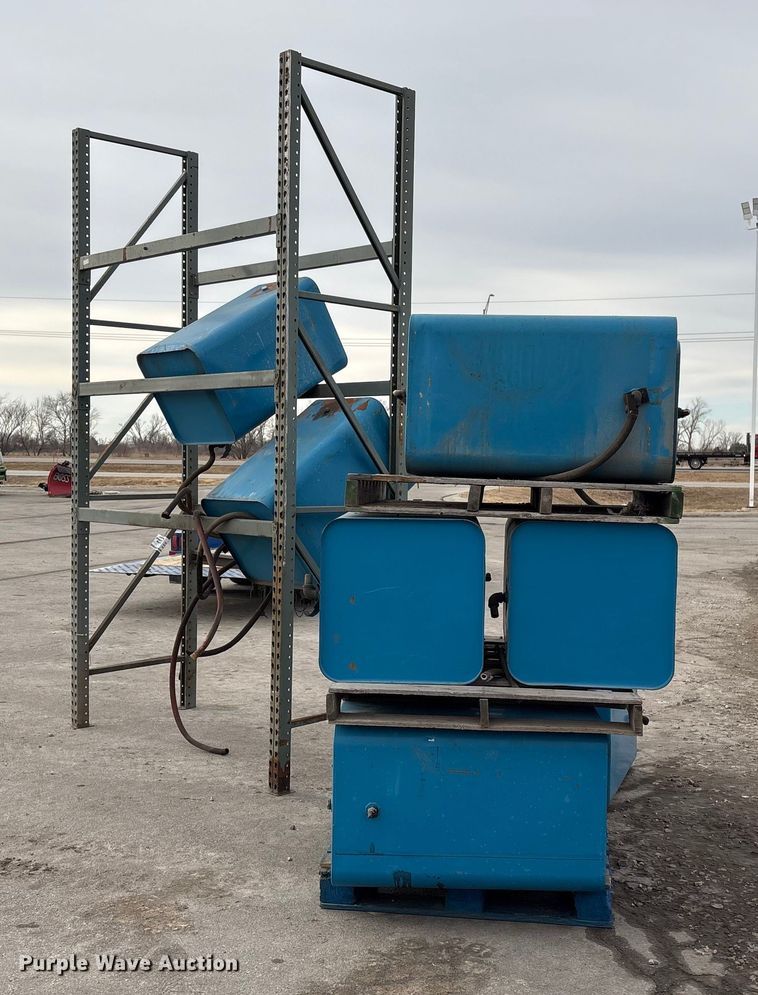 image for item FG2652 Hydraulic fluid tanks with pallet racking