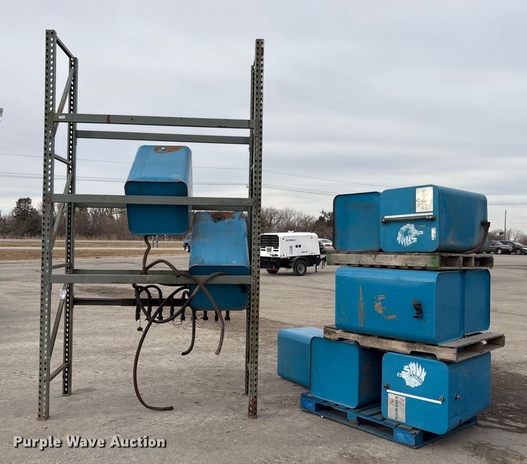 image for item FG2652 Hydraulic fluid tanks with pallet racking