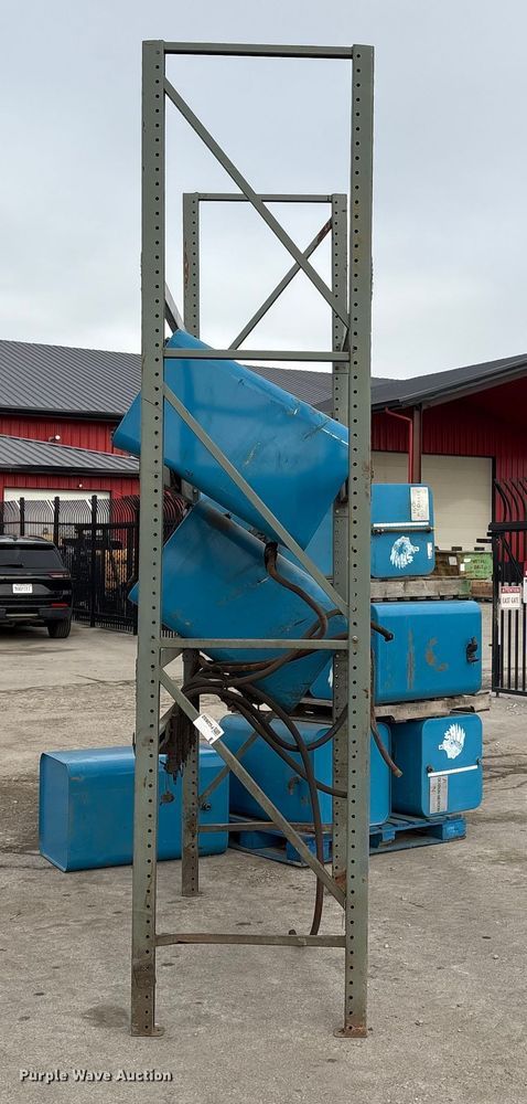 image for item FG2652 Hydraulic fluid tanks with pallet racking