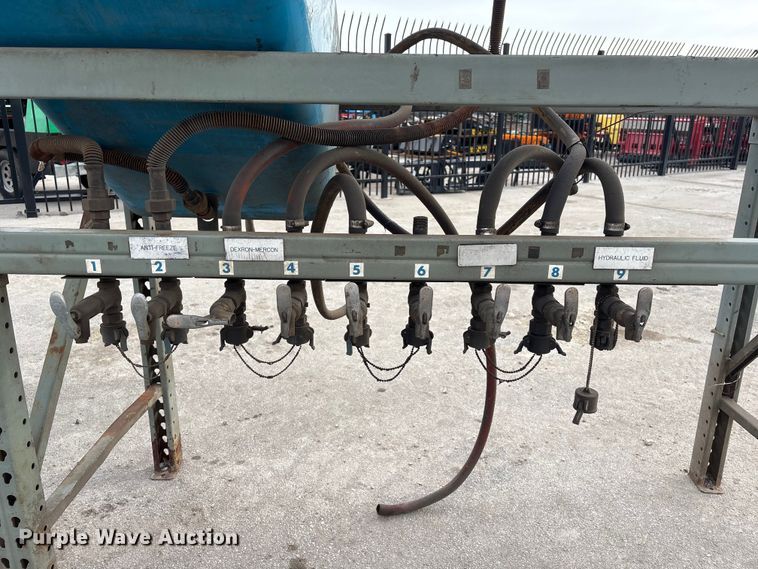 image for item FG2652 Hydraulic fluid tanks with pallet racking