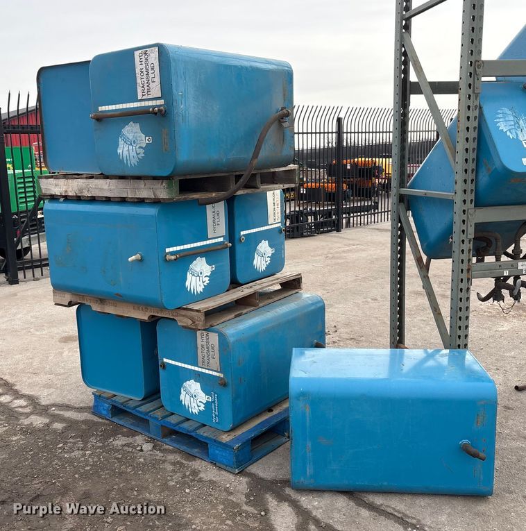 image for item FG2652 Hydraulic fluid tanks with pallet racking