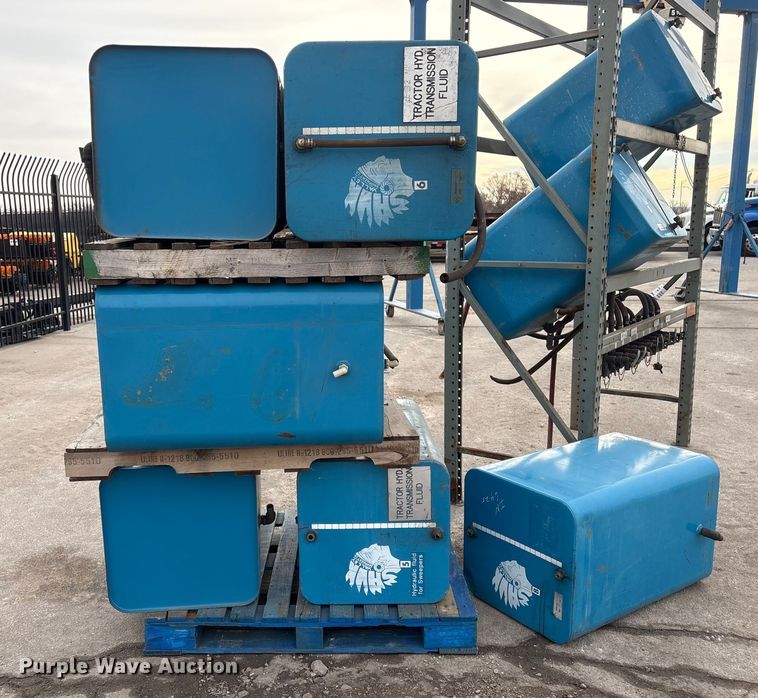 image for item FG2652 Hydraulic fluid tanks with pallet racking