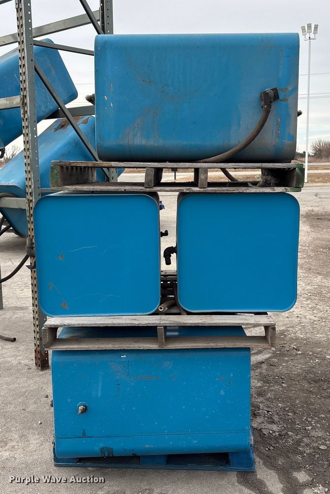 image for item FG2652 Hydraulic fluid tanks with pallet racking