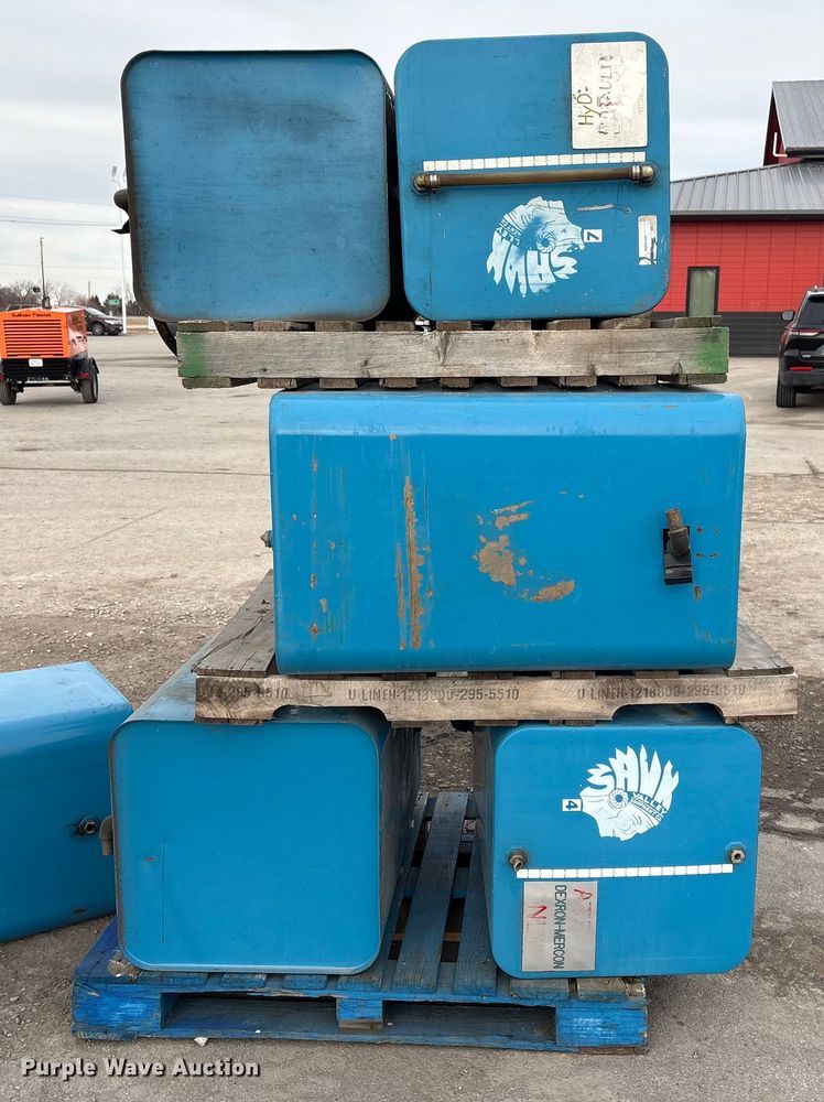 image for item FG2652 Hydraulic fluid tanks with pallet racking