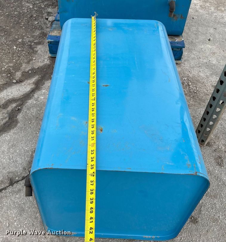 image for item FG2652 Hydraulic fluid tanks with pallet racking