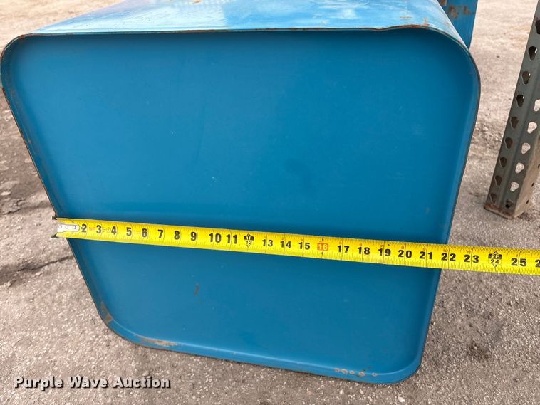 image for item FG2652 Hydraulic fluid tanks with pallet racking