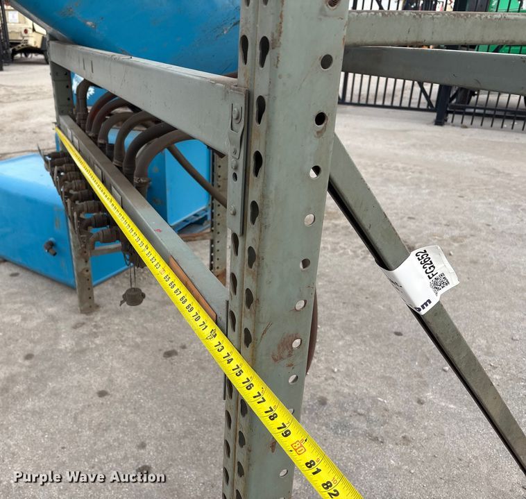 image for item FG2652 Hydraulic fluid tanks with pallet racking