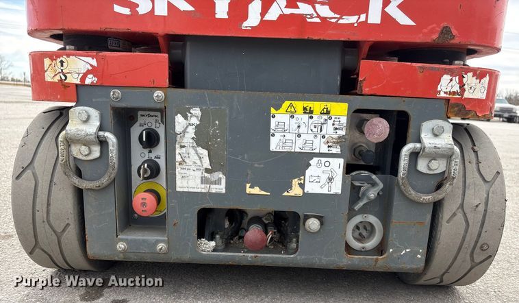 image for item FG2657 2017 Skyjack SJ12 vertical lift