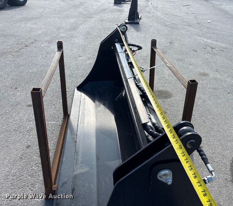 image for item FG2679 2025 Giyi KH72  skid steer four-in-one bucket