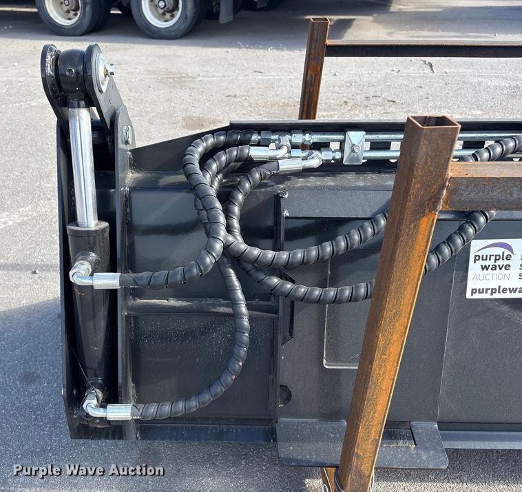 image for item FG2679 2025 Giyi KH72  skid steer four-in-one bucket