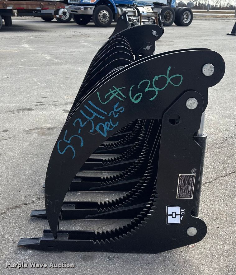 image for item FG2681 2025 Giyi CLG72 skid steer grapple bucket