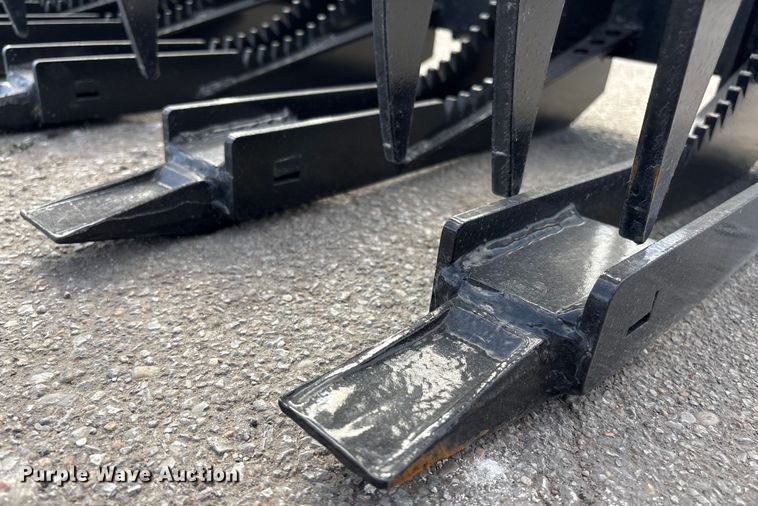 image for item FG2681 2025 Giyi CLG72 skid steer grapple bucket