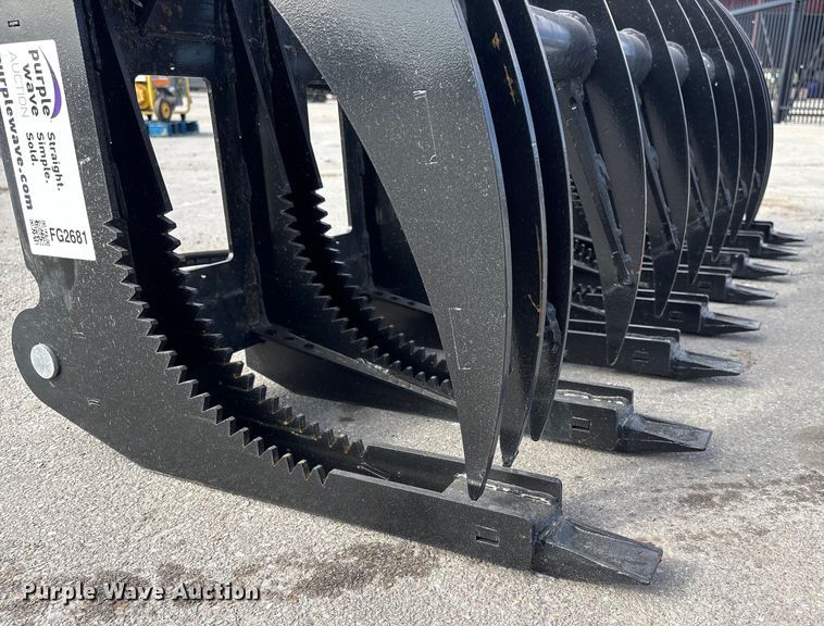 image for item FG2681 2025 Giyi CLG72 skid steer grapple bucket