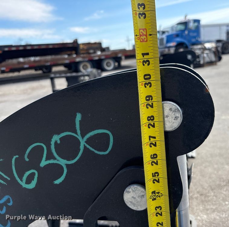 image for item FG2681 2025 Giyi CLG72 skid steer grapple bucket