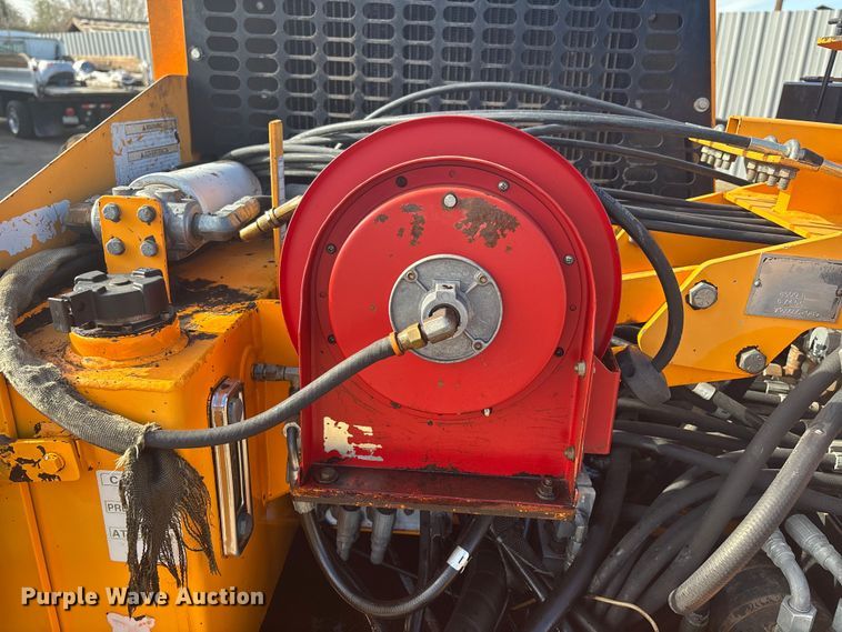 image for item FH7502 2011 Leeboy 8500 B paver